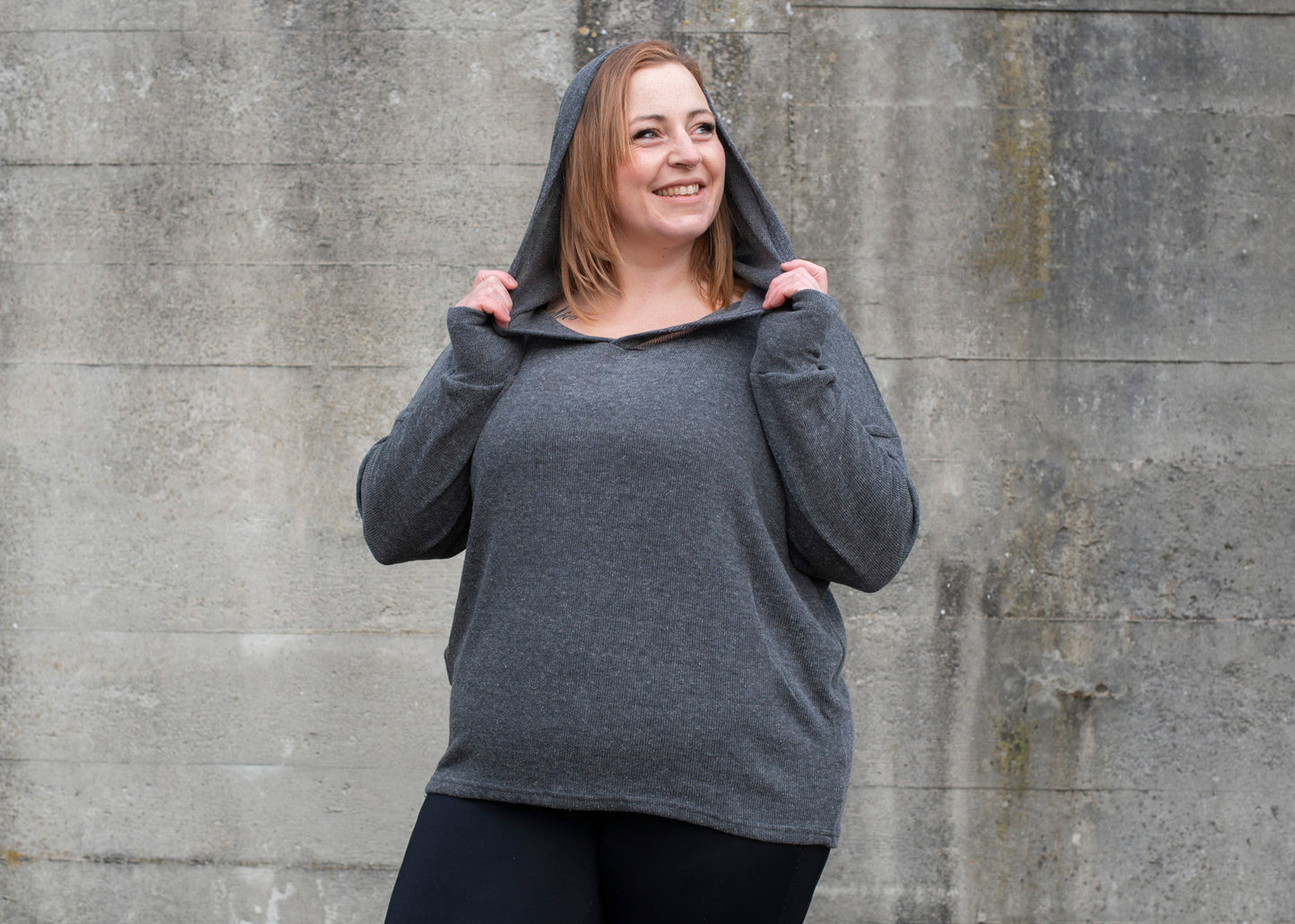 PLUS SIZE, langer einfarbiger Strickpulli mit grosser Kapuze und Daumenlöchern in grau