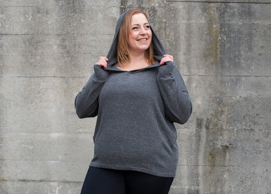 PLUS SIZE, langer einfarbiger Strickpulli mit grosser Kapuze und Daumenlöchern in grau