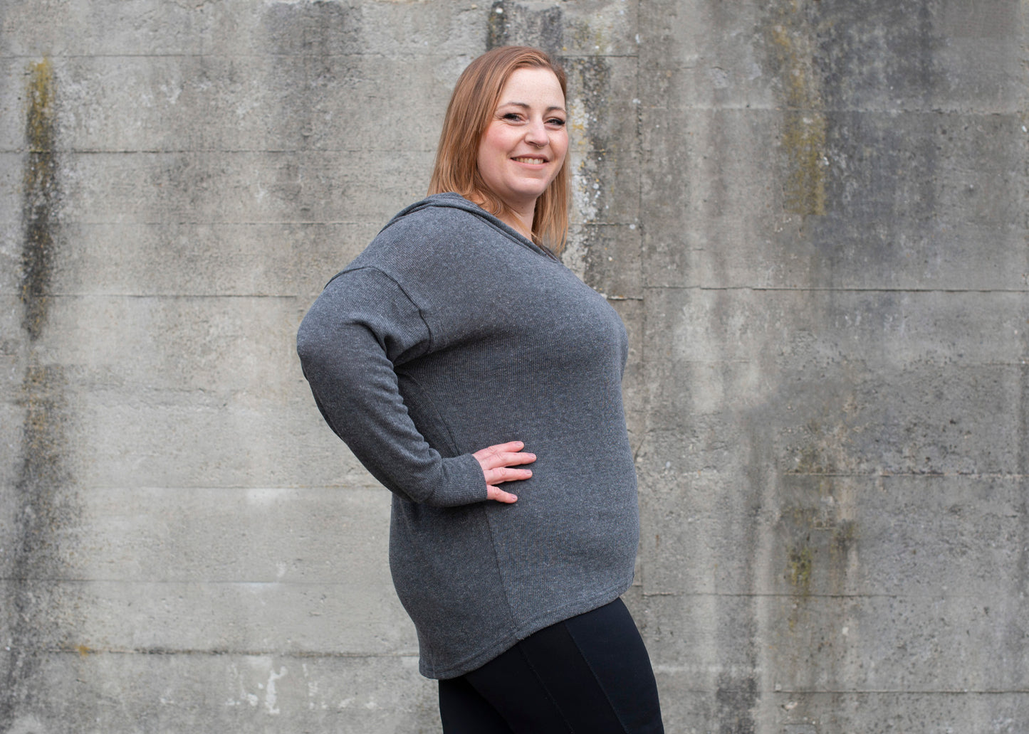 PLUS SIZE, langer einfarbiger Strickpulli mit grosser Kapuze und Daumenlöchern in grau