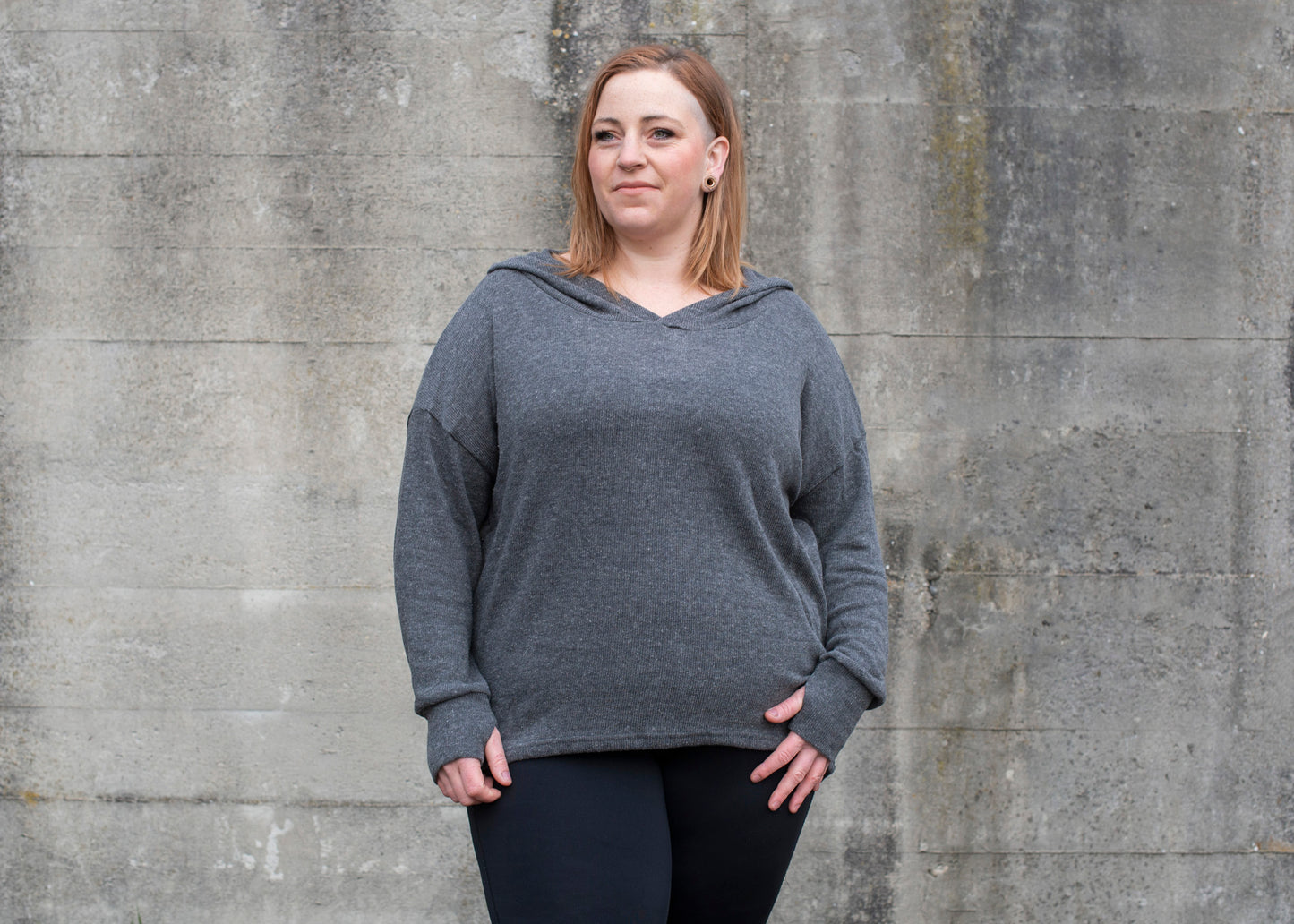 PLUS SIZE, langer einfarbiger Strickpulli mit grosser Kapuze und Daumenlöchern in grau