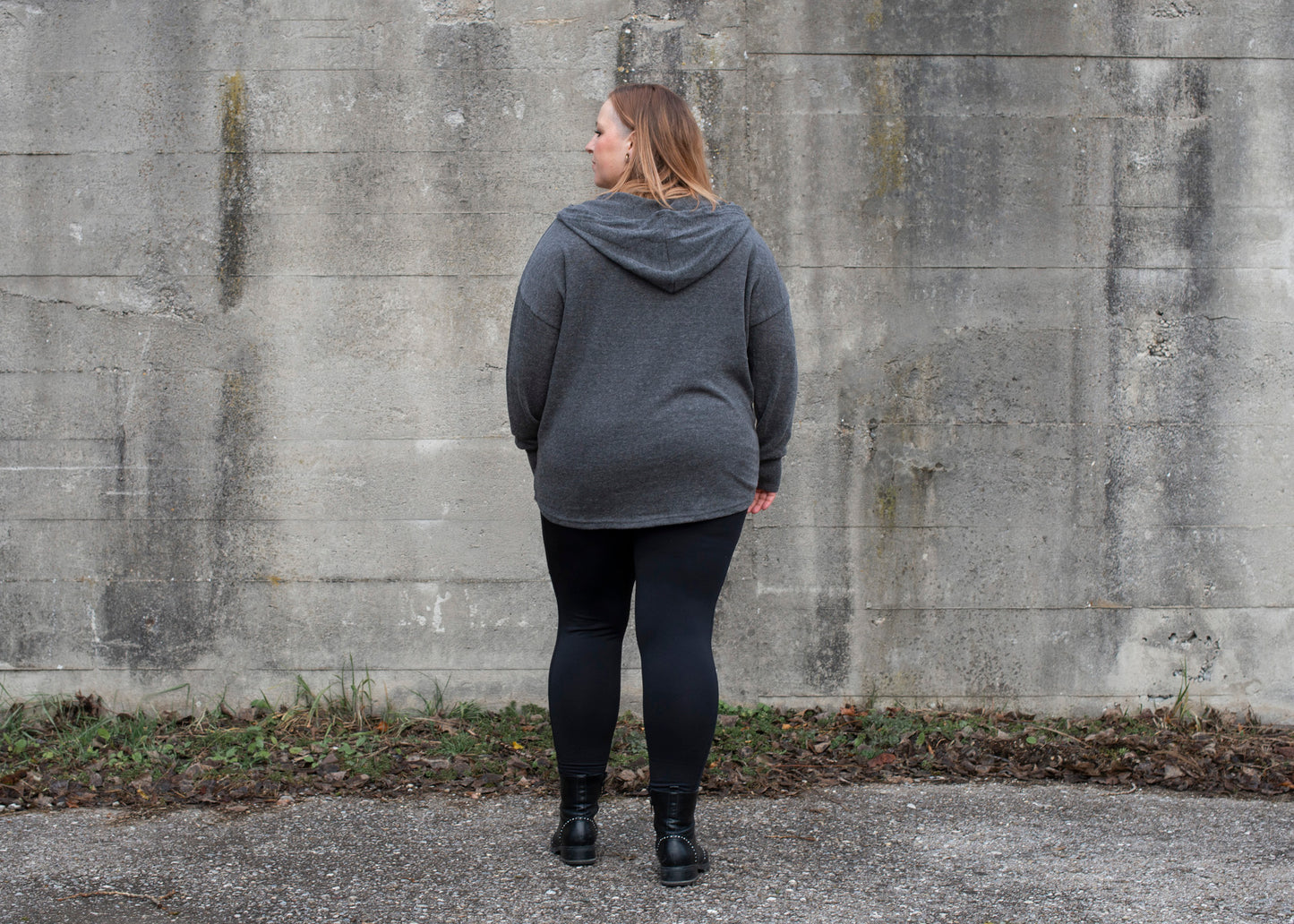 PLUS SIZE, langer einfarbiger Strickpulli mit grosser Kapuze und Daumenlöchern in grau