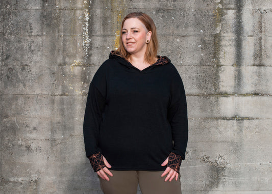 PLUS SIZE, langer Strickpulli mit gemusterter Kapuze und Daumenlöchern in schwarz