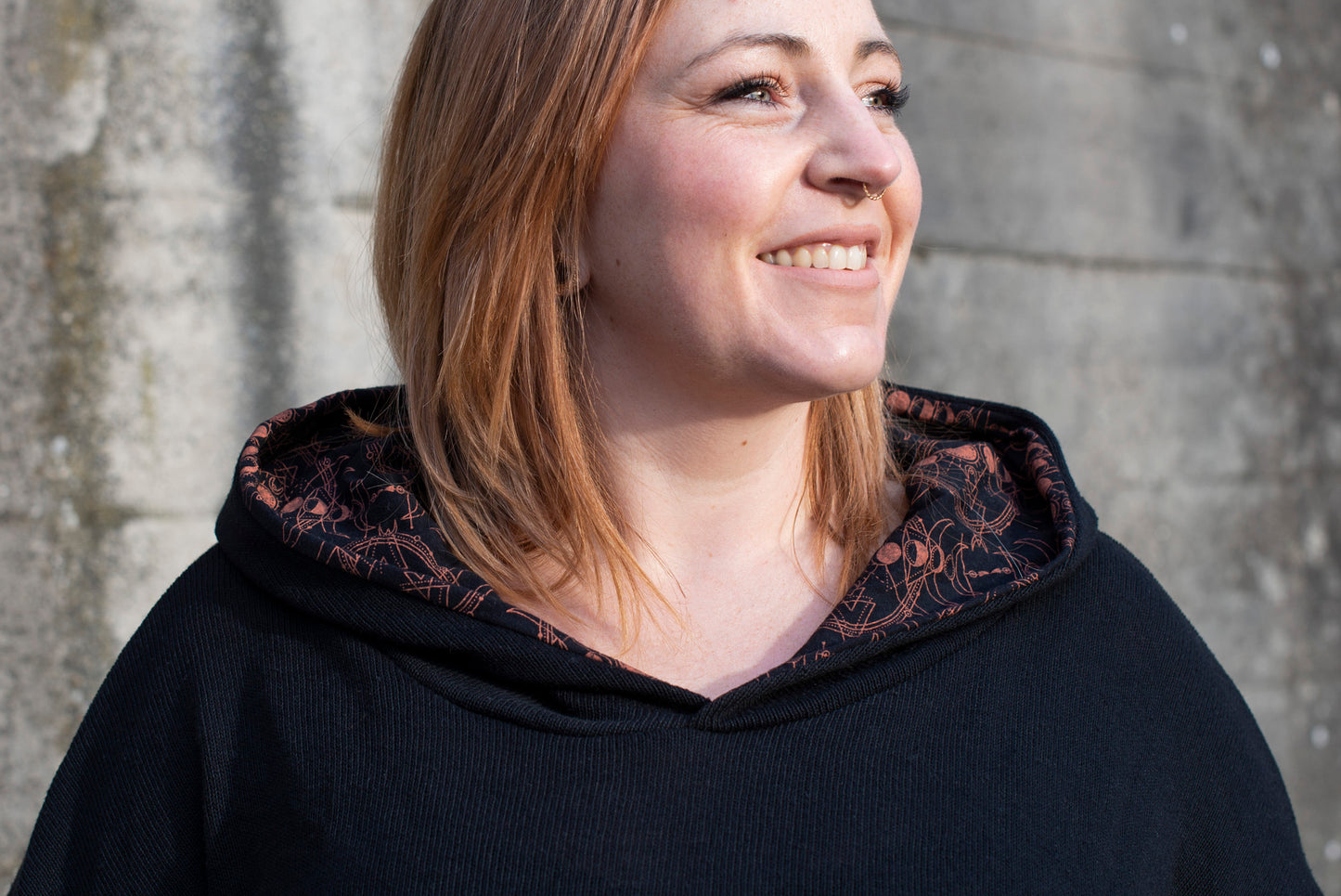 PLUS SIZE, langer Strickpulli mit gemusterter Kapuze und Daumenlöchern in schwarz