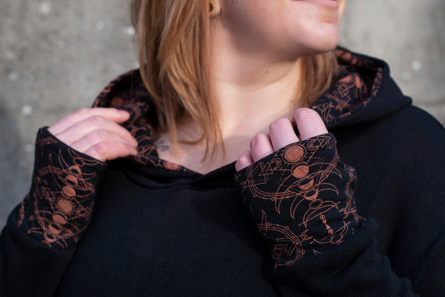PLUS SIZE, langer Strickpulli mit gemusterter Kapuze und Daumenlöchern in schwarz