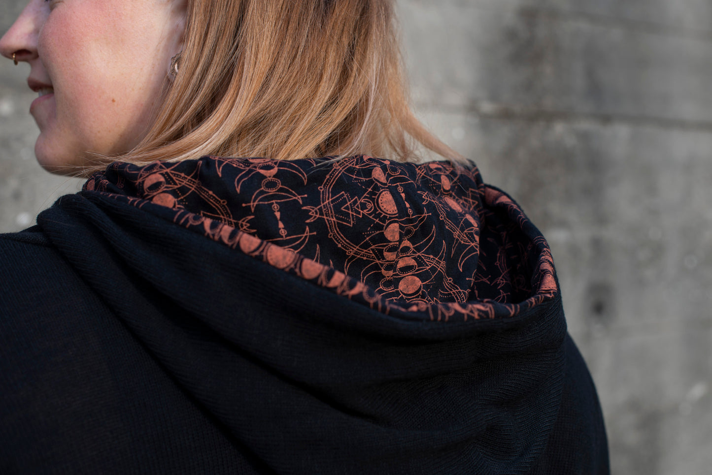 PLUS SIZE, langer Strickpulli mit gemusterter Kapuze und Daumenlöchern in schwarz
