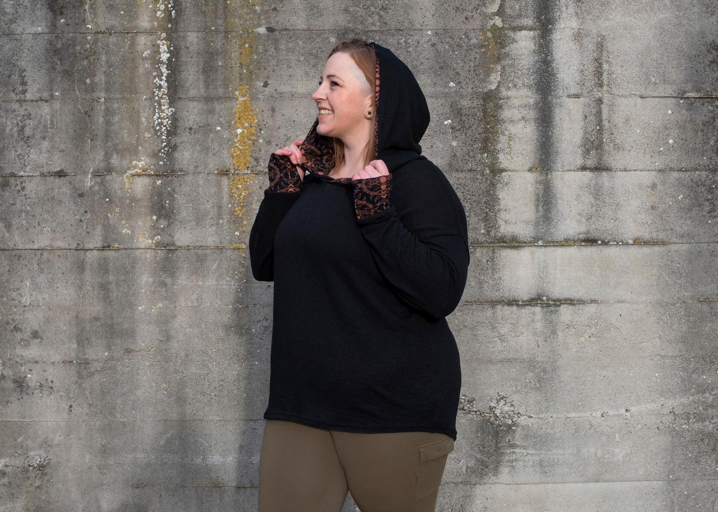 PLUS SIZE, langer Strickpulli mit gemusterter Kapuze und Daumenlöchern in schwarz