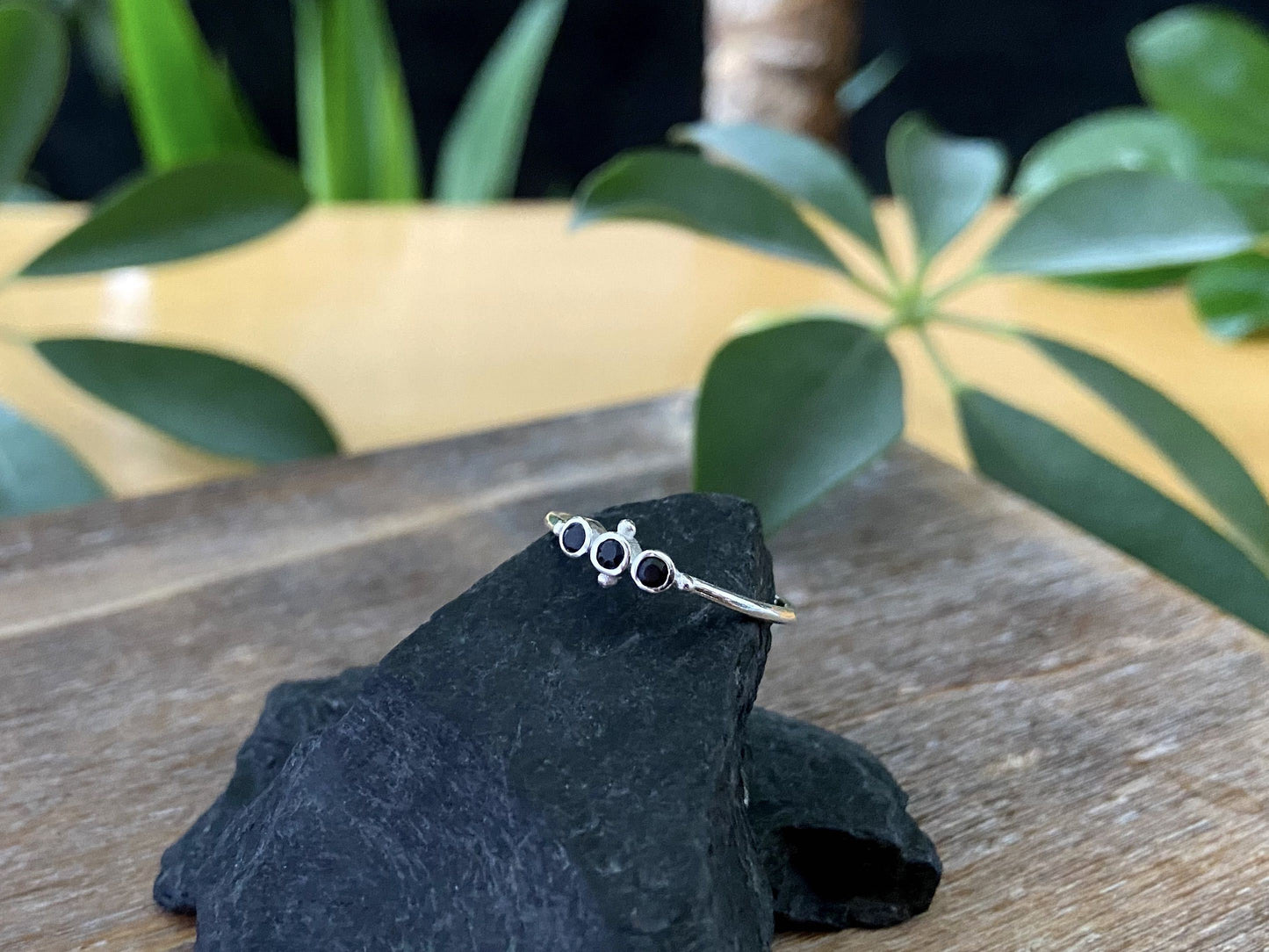 Ring mit drei kleinen schwarzen facettierten Steinen aus Silber