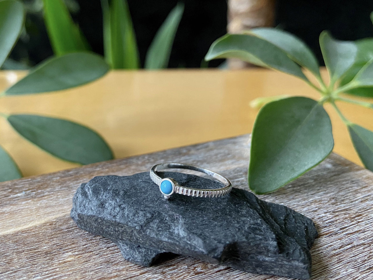 zierlicher Silberring mit kleinem Stein und Kügelchen