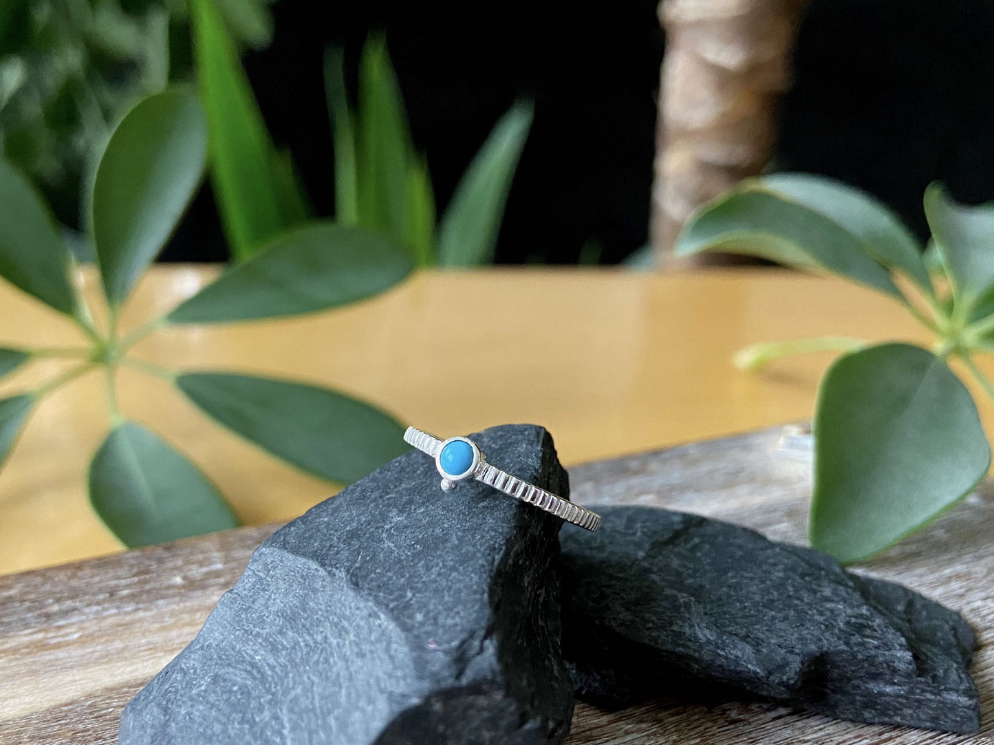 zierlicher Silberring mit kleinem Stein und Kügelchen