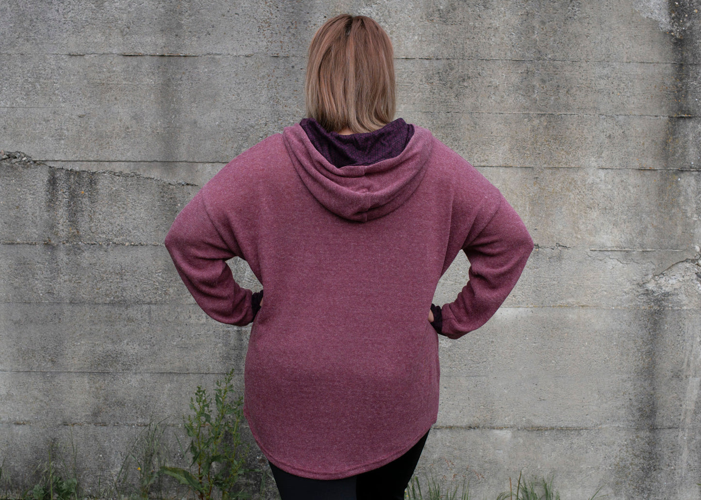 PLUS SIZE, langer Strickpulli mit gemusterter Kapuze und Daumenlöchern in rosé rot