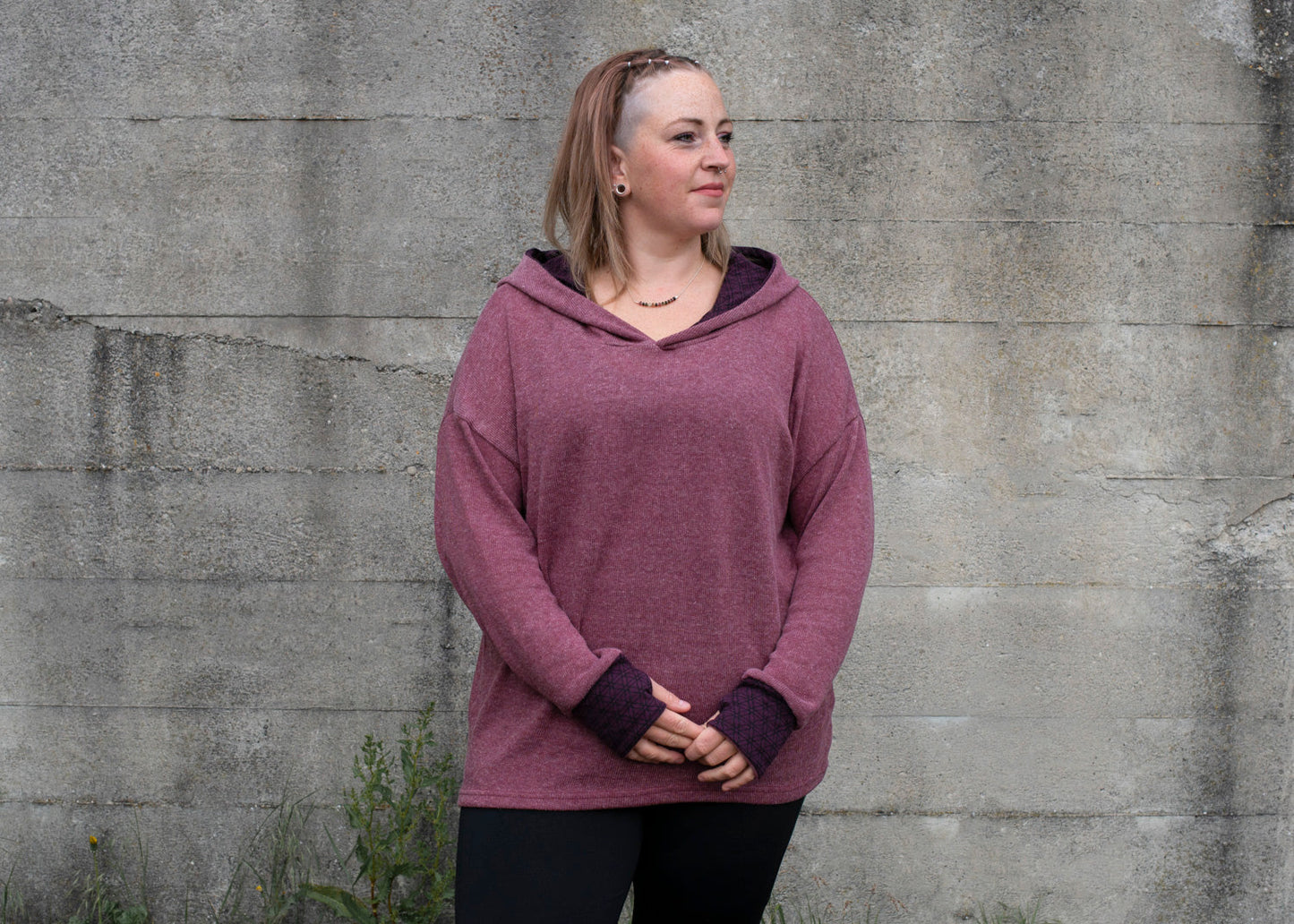 PLUS SIZE, langer Strickpulli mit gemusterter Kapuze und Daumenlöchern in rosé rot