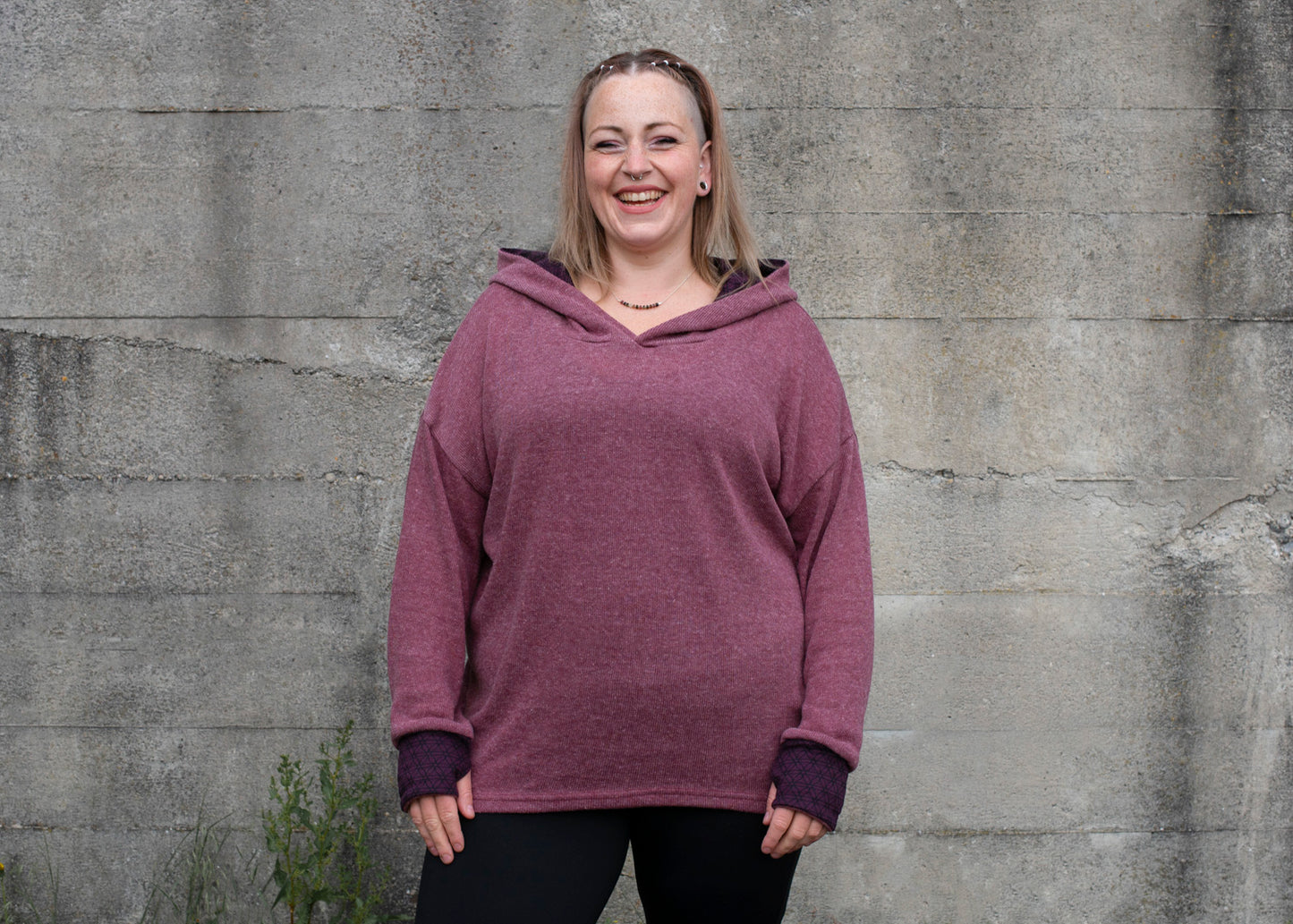PLUS SIZE, langer Strickpulli mit gemusterter Kapuze und Daumenlöchern in rosé rot
