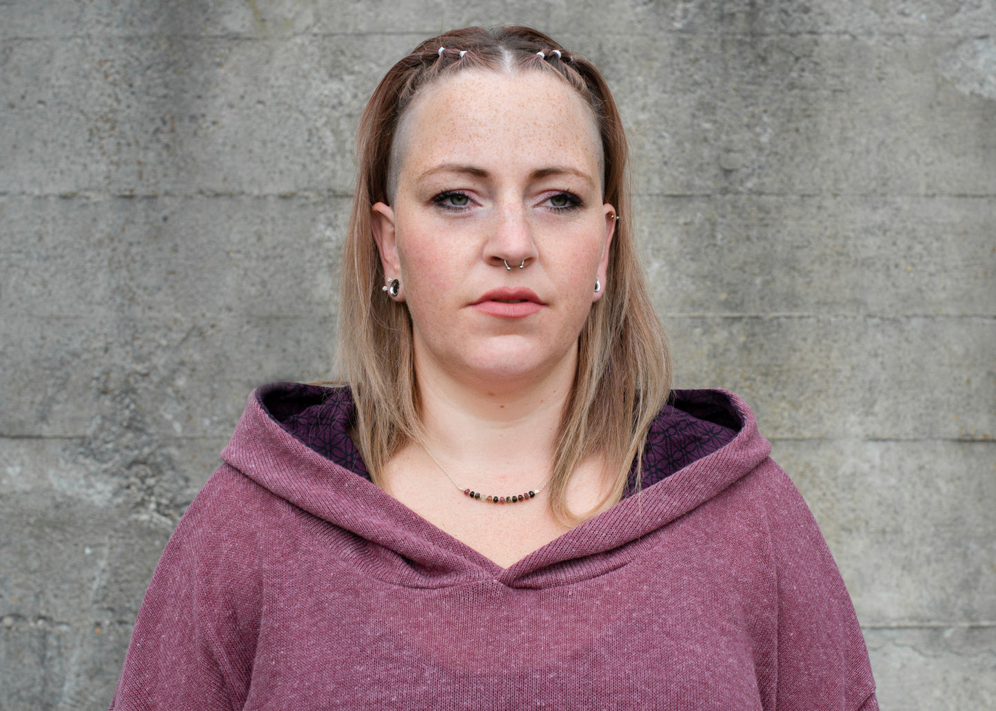 PLUS SIZE, langer Strickpulli mit gemusterter Kapuze und Daumenlöchern in rosé rot