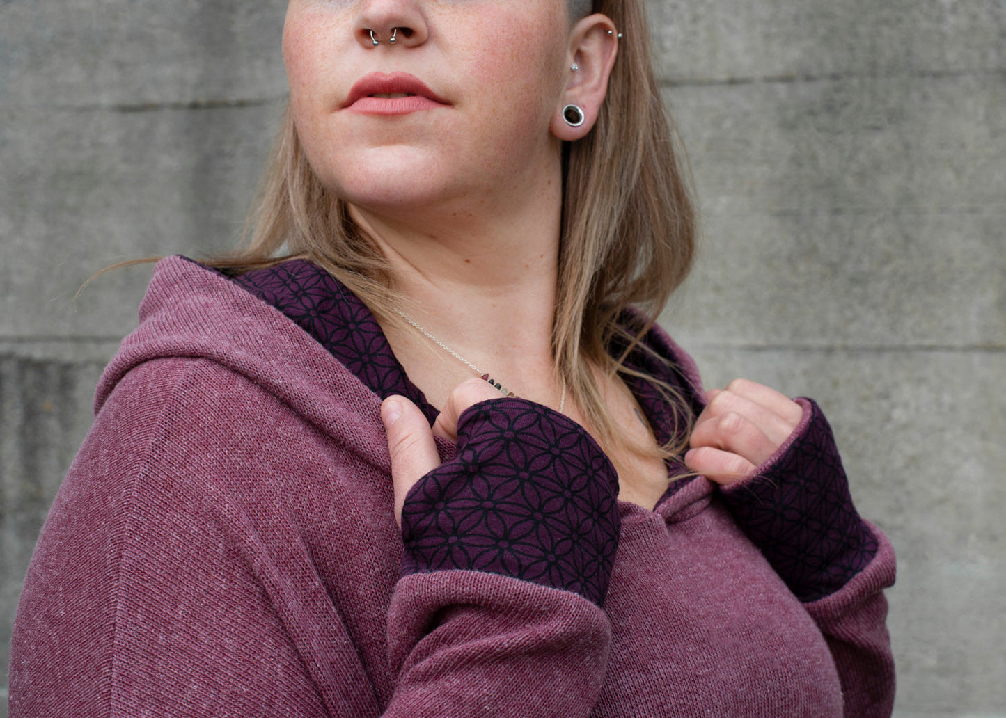 PLUS SIZE, langer Strickpulli mit gemusterter Kapuze und Daumenlöchern in rosé rot