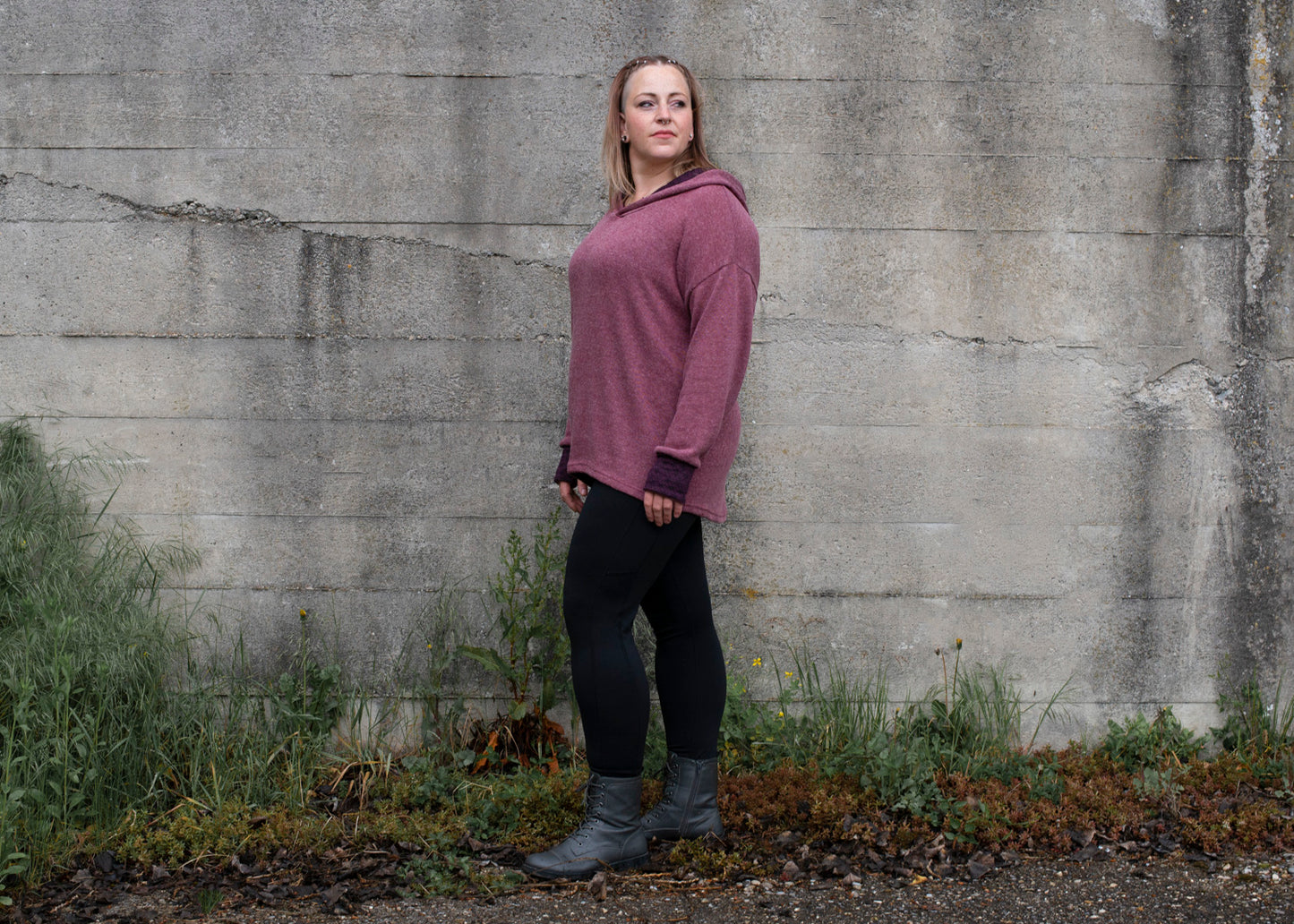 PLUS SIZE, langer Strickpulli mit gemusterter Kapuze und Daumenlöchern in rosé rot