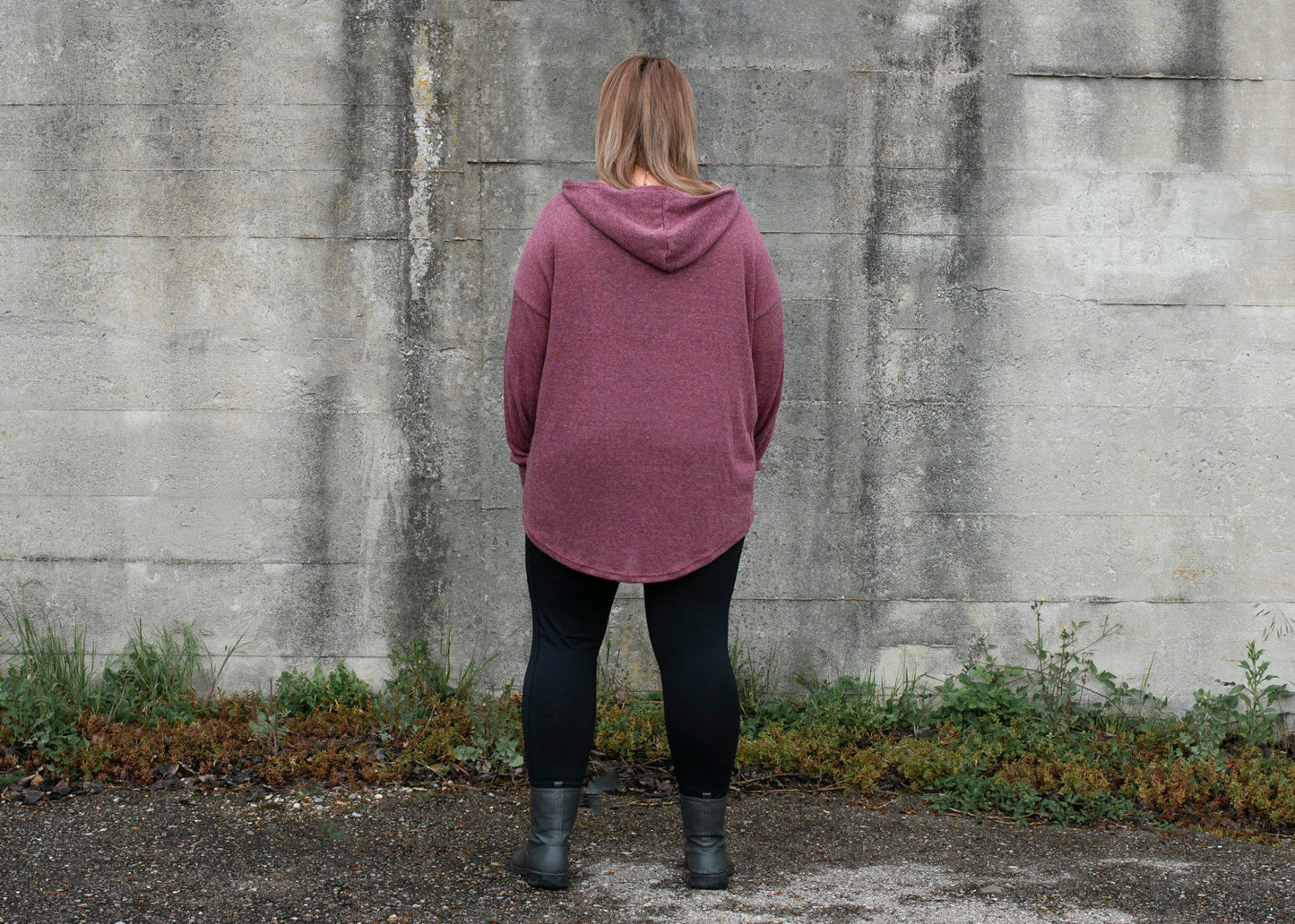 PLUS SIZE, langer einfarbiger Strickpulli mit grosser Kapuze und Daumenlöchern in rot