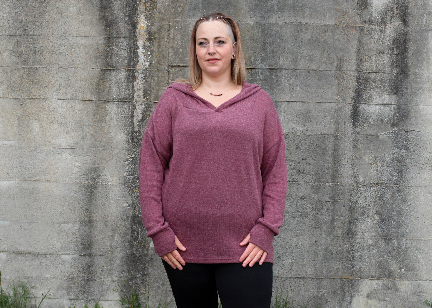 PLUS SIZE, langer einfarbiger Strickpulli mit grosser Kapuze und Daumenlöchern in rot