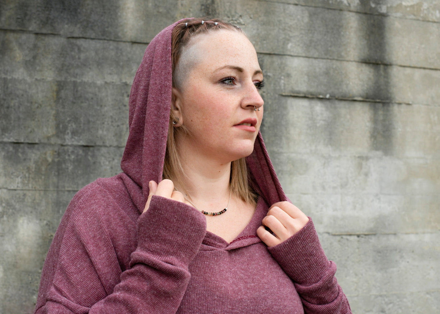 PLUS SIZE, langer einfarbiger Strickpulli mit grosser Kapuze und Daumenlöchern in rot