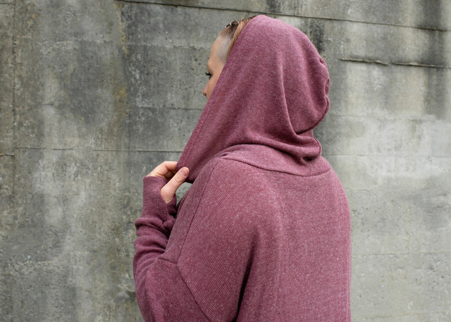 PLUS SIZE, langer einfarbiger Strickpulli mit grosser Kapuze und Daumenlöchern in rot