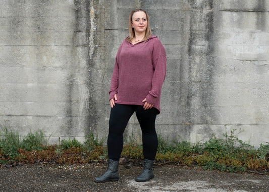 PLUS SIZE, langer einfarbiger Strickpulli mit grosser Kapuze und Daumenlöchern in rot