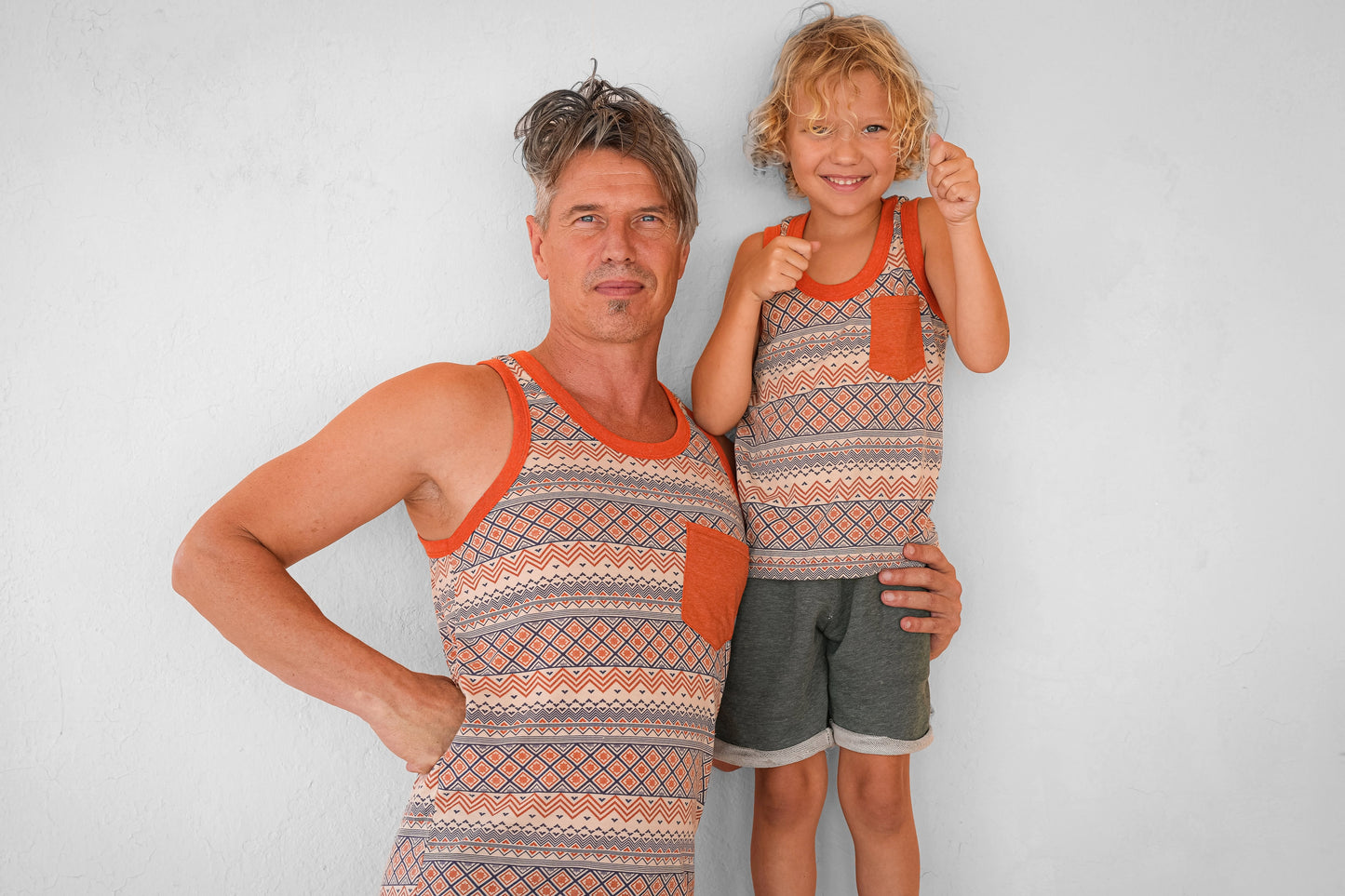 Patterned tank top for men with chest pocket in orange/blue