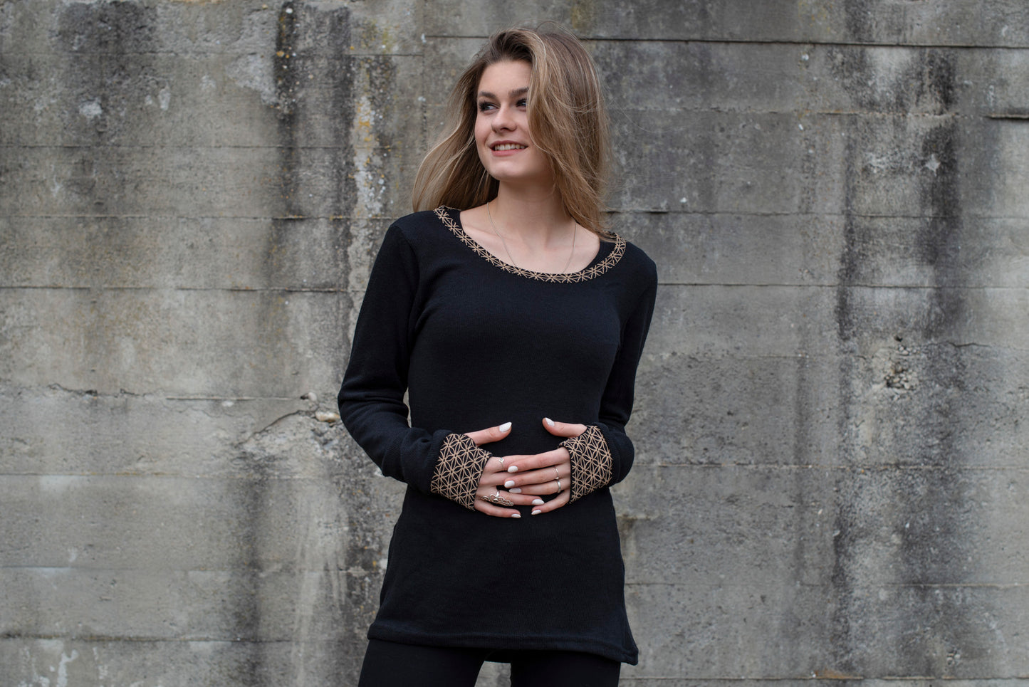 Strickpullover mit gemusterten Ärmelbündchen und Daumenlöchern, schwarz