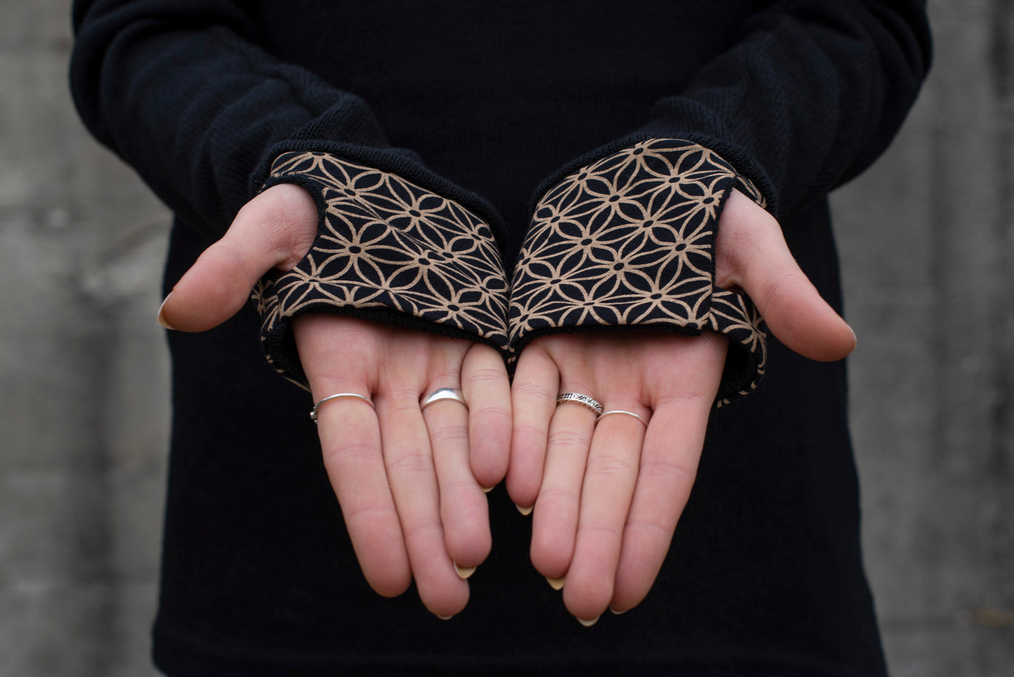 Strickpullover mit gemusterten Ärmelbündchen und Daumenlöchern, schwarz
