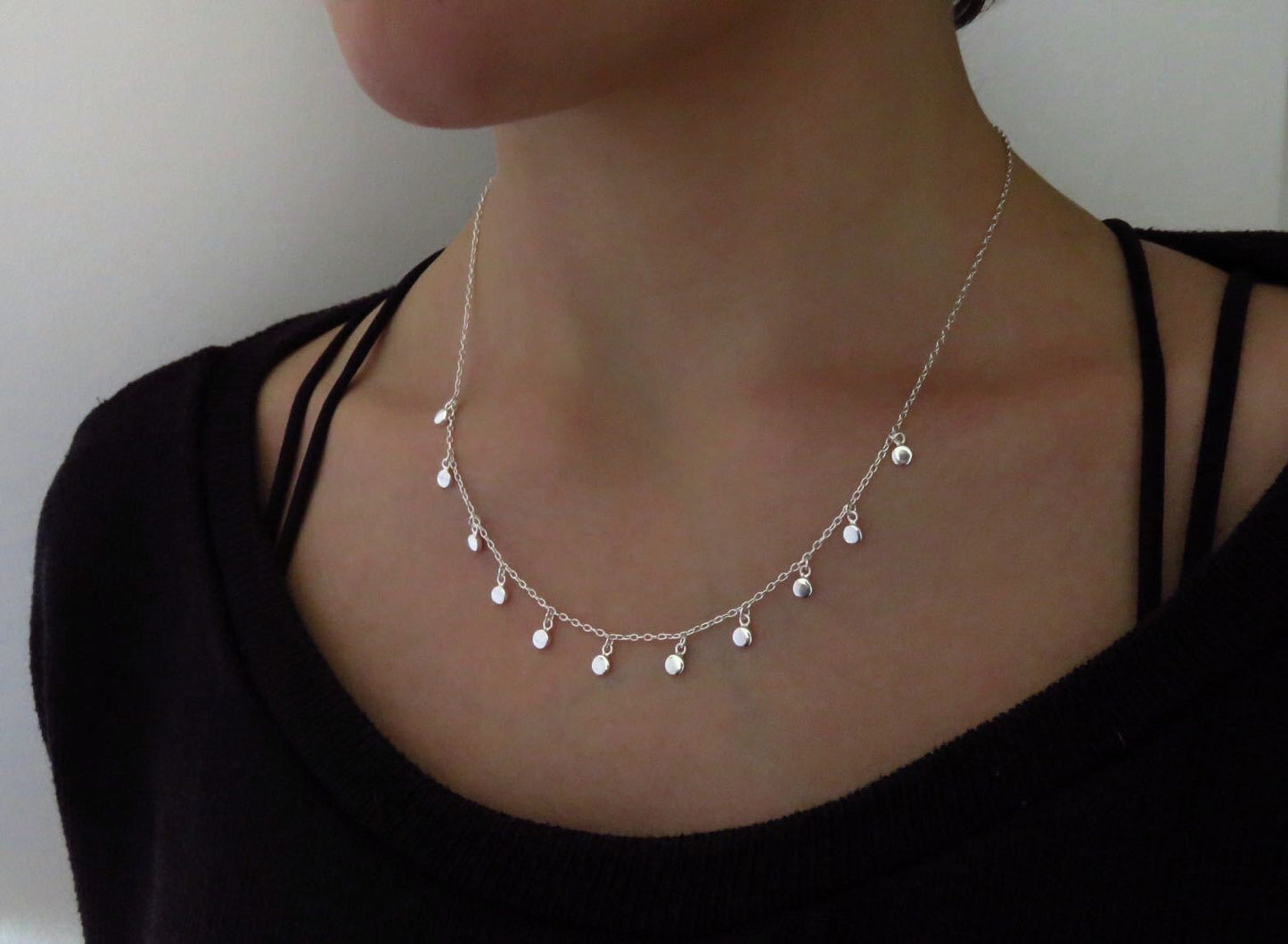 Kette mit kleinen baumelnden runden Anhängern aus Silber