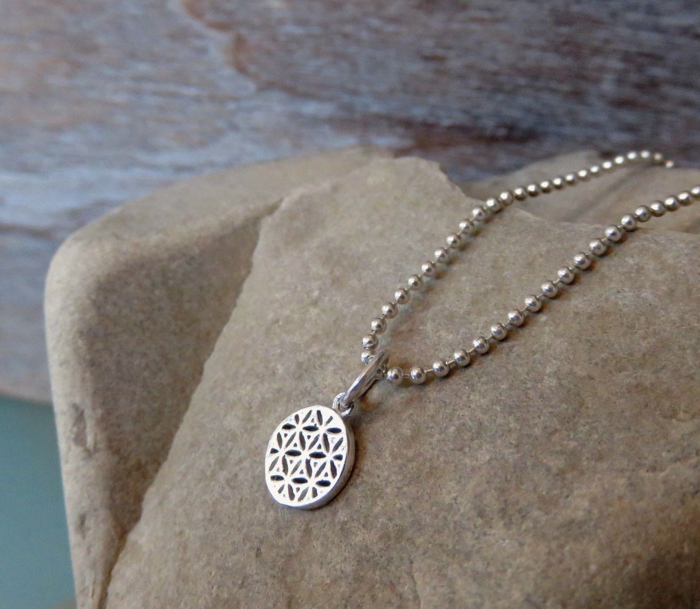 Necklace with the motif of the flower of life made of silver