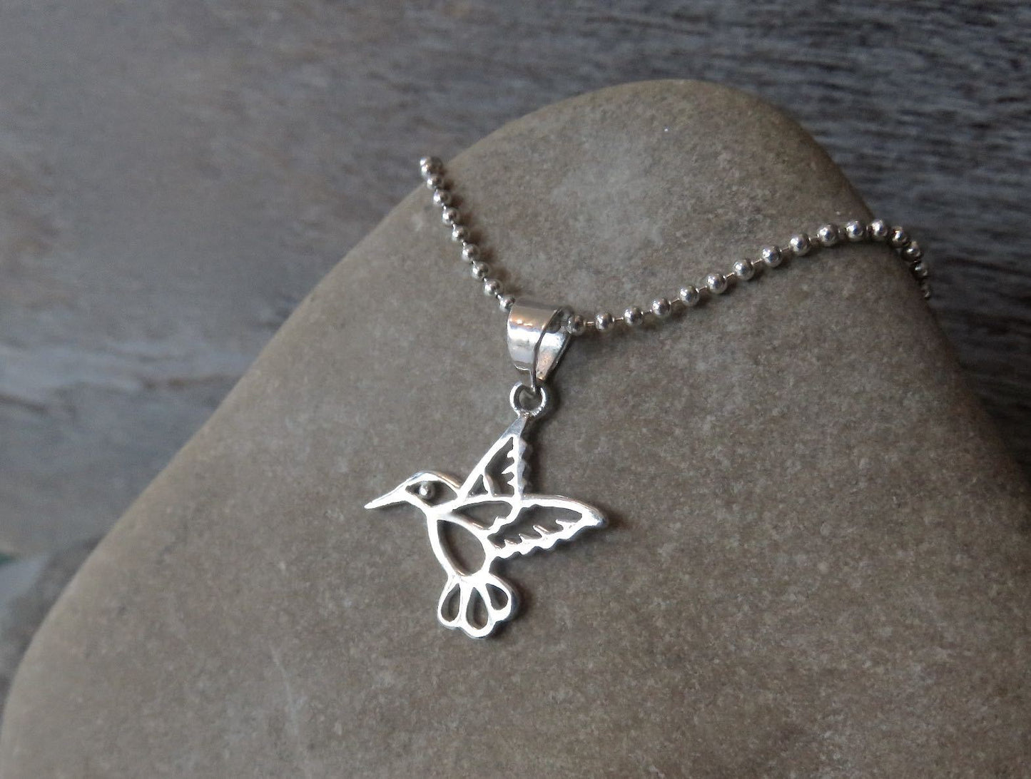 Pendant with hummingbird motif on a silver ball chain