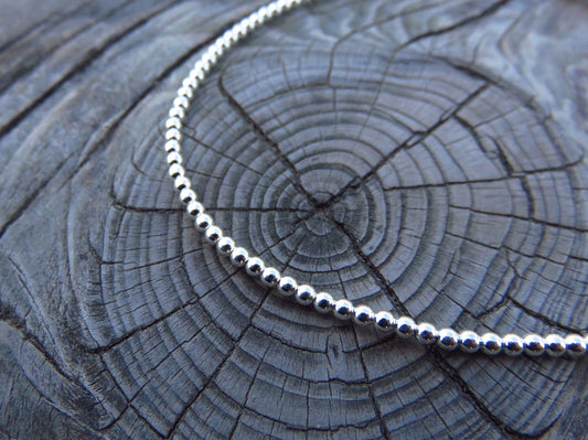 Bracelet with small beads made of silver carabiners