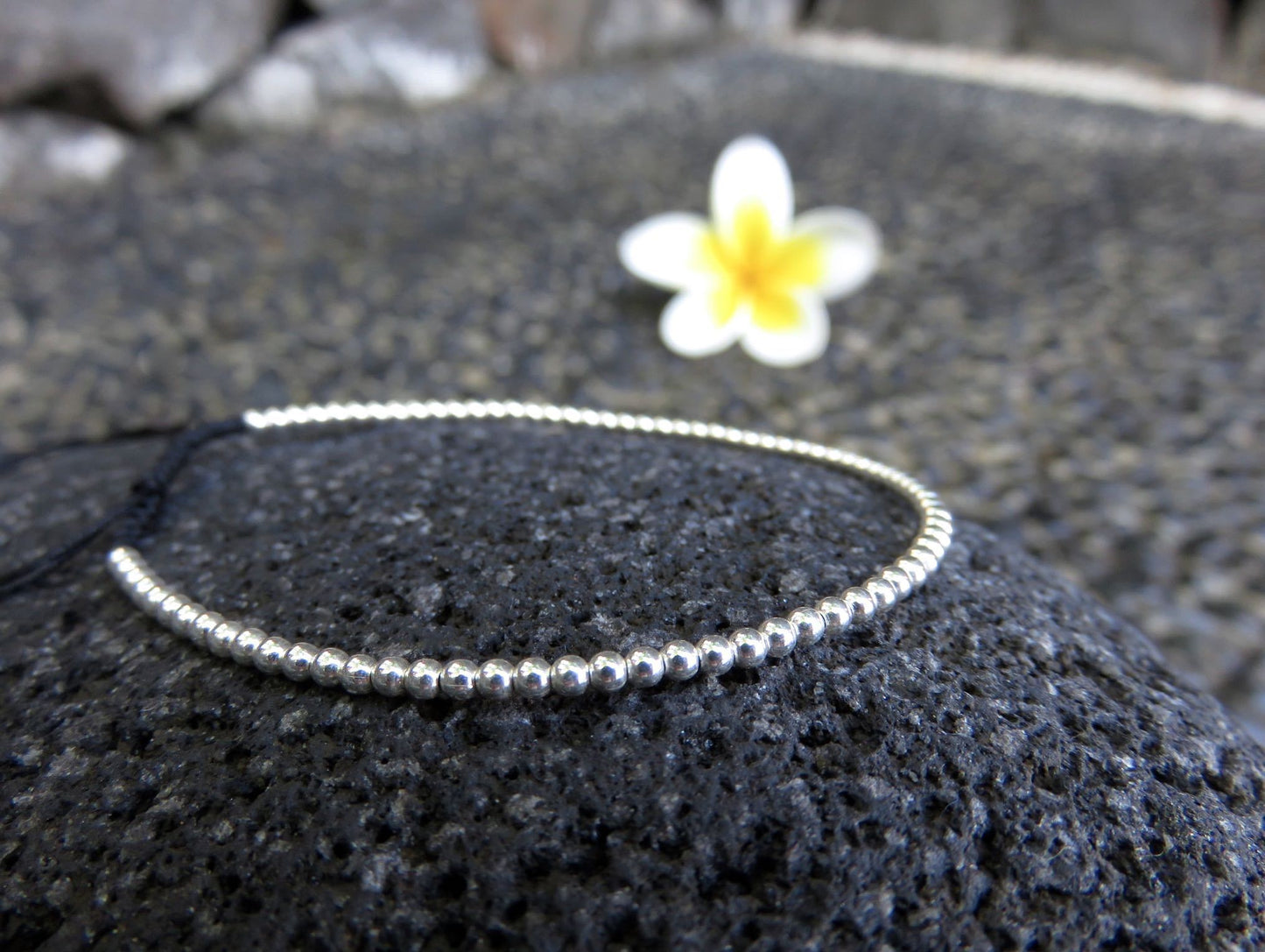 Armband mit kleinen Kügelchen aus Silber Schiebeknoten