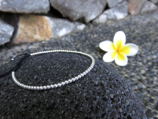 Bracelet with small silver beads sliding knots