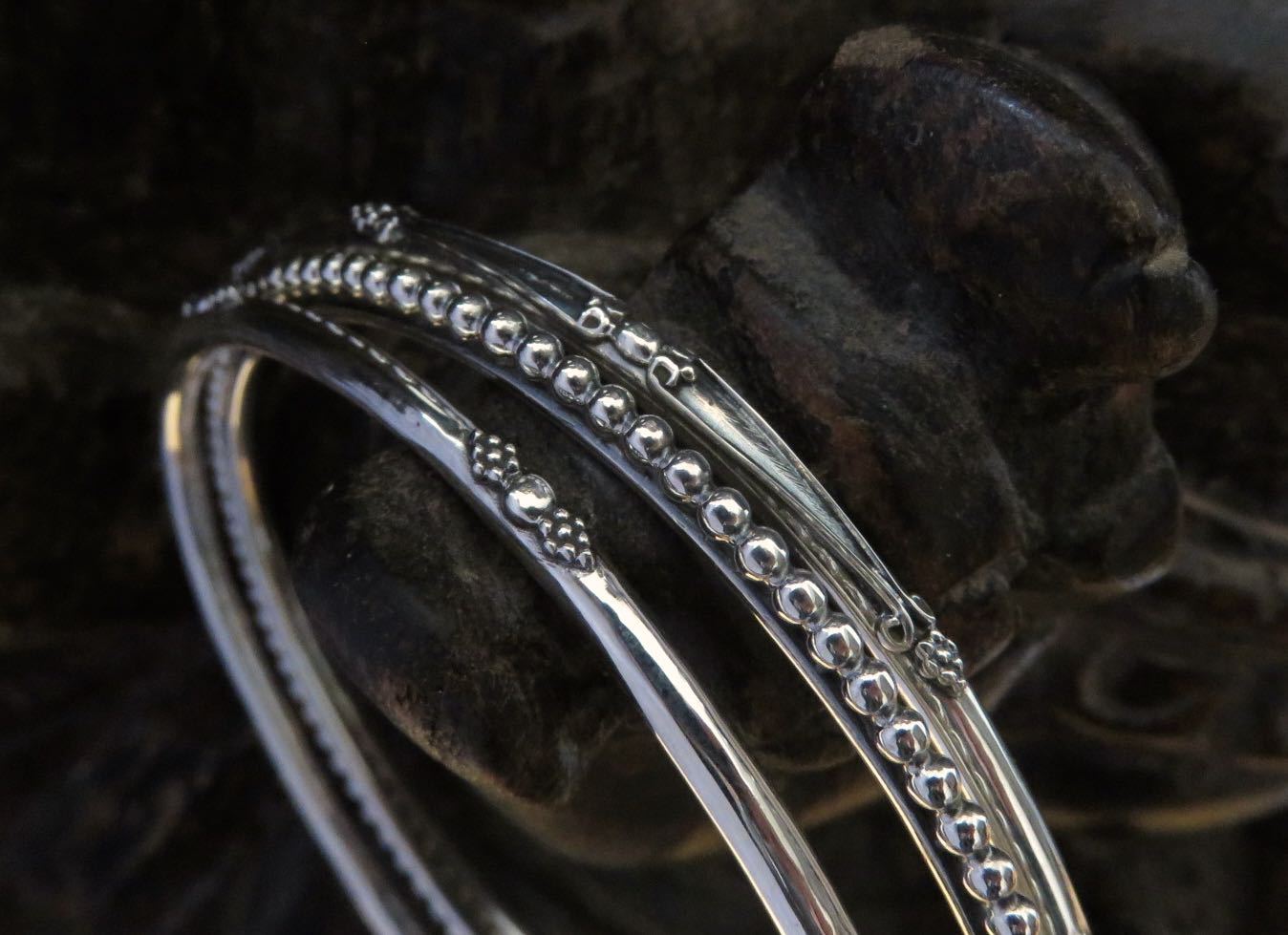 Set mit drei verzierten Armreifen aus Silber