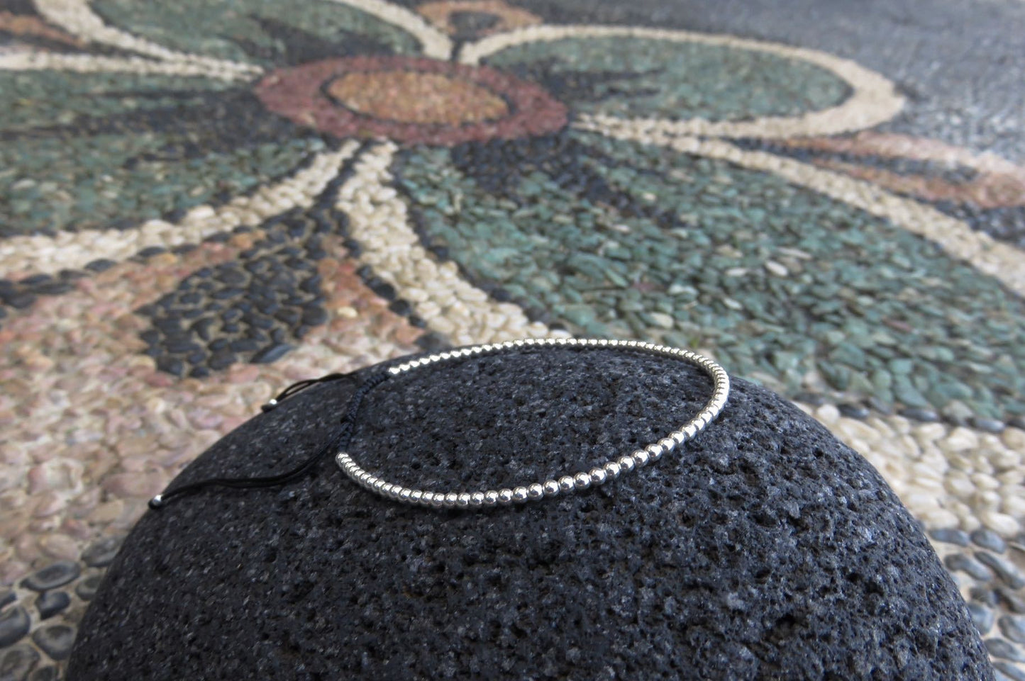 Armband mit kleinen Kügelchen aus Silber Schiebeknoten