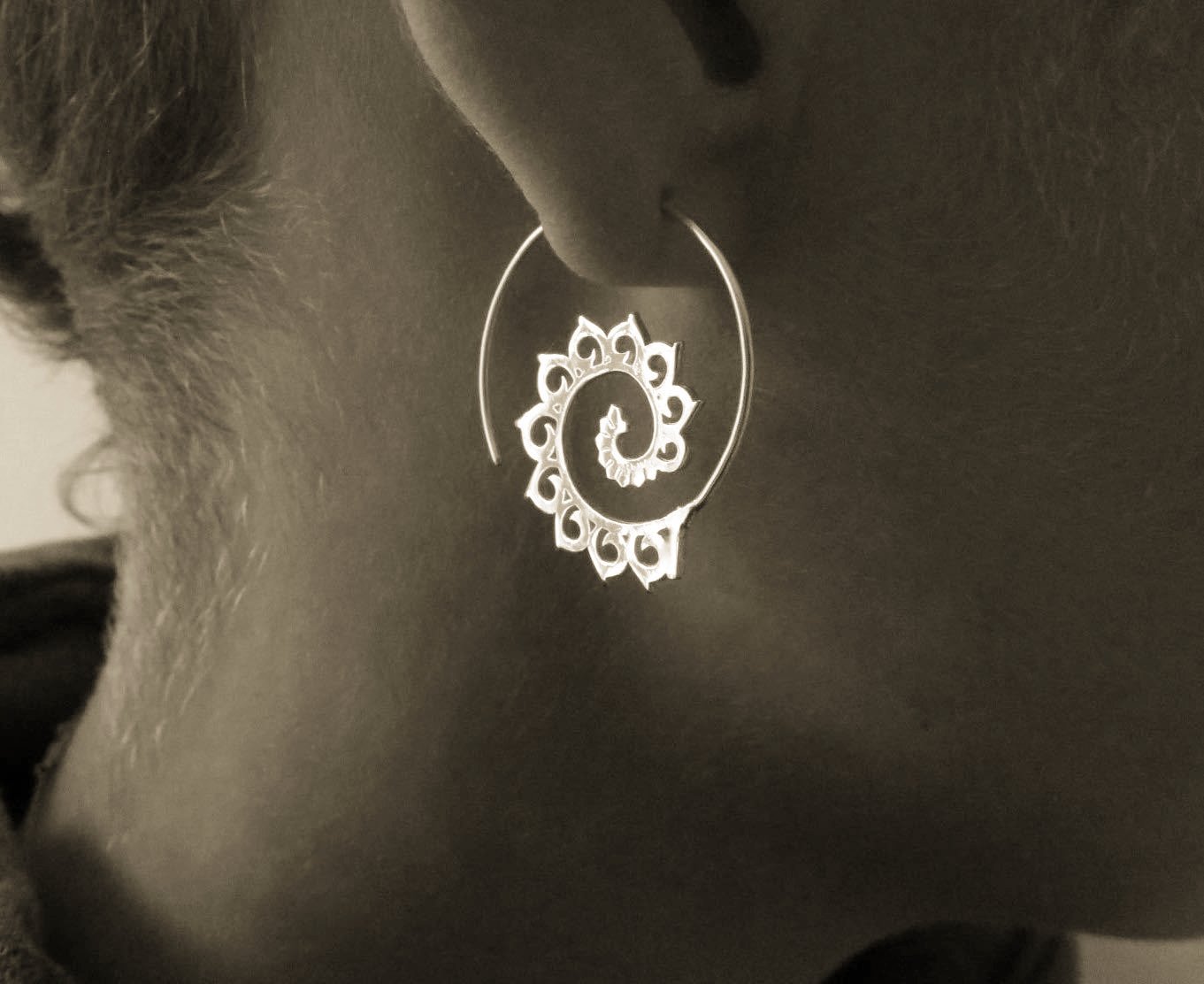 small patterned spiral earrings made of brass