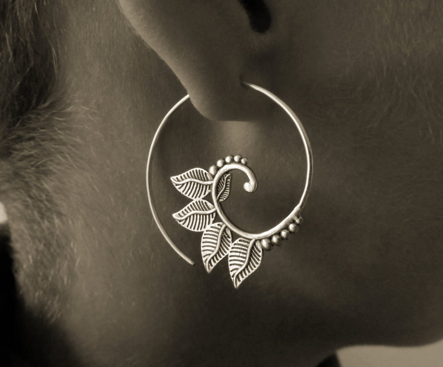 verspielte Spiral Ohrringe mit Blättern aus Messing