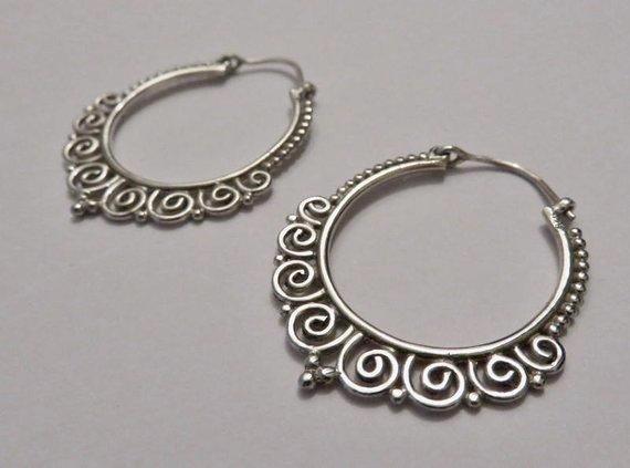 Creolen mit Spiralen und Punkten aus Silber