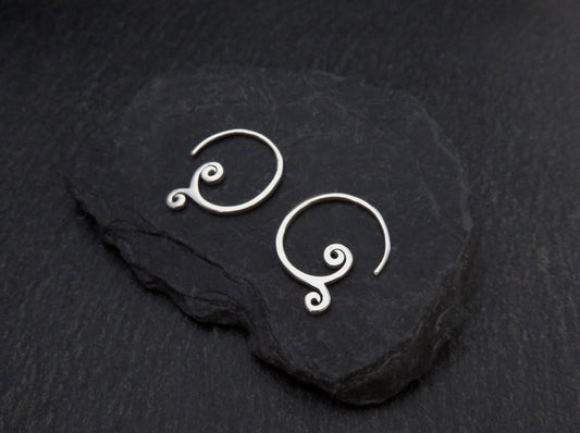 schlichte kleine Ohrringe mit Spiralen aus Silber
