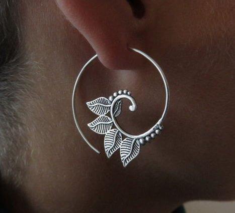 verspielte Spiral Ohrringe mit Blättern aus Silber