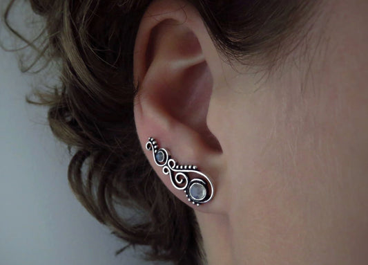 Earclimber Ohrringe mit Regenbogenmondsteinen aus Silber