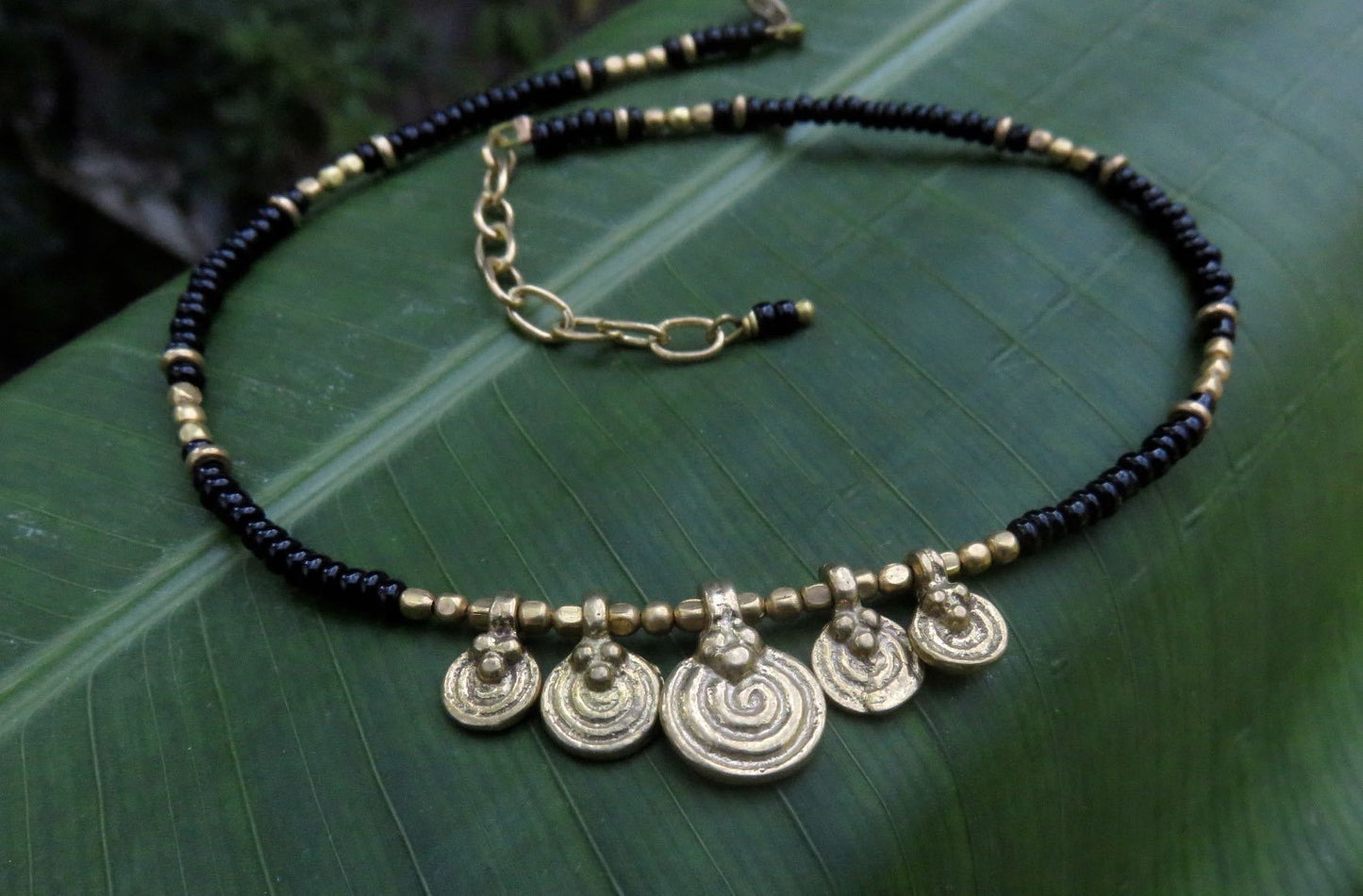 Fusskettchen mit kleinen Spiral Anhängern aus Messing