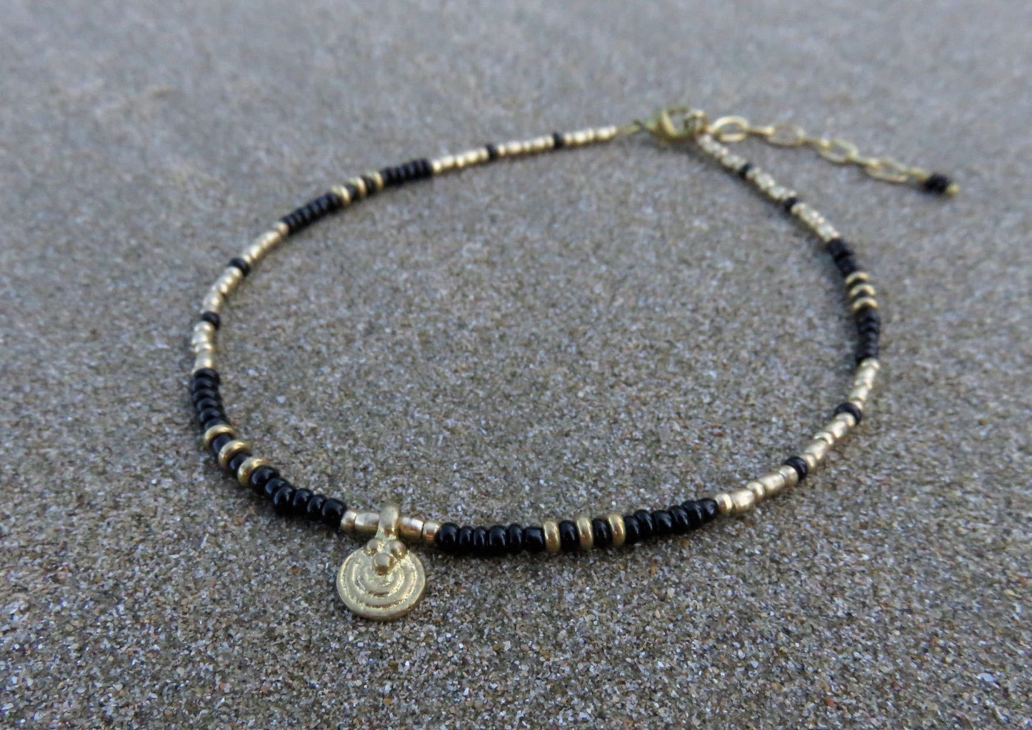 Fusskettchen mit kleinem Spiral Anhänger aus Messing