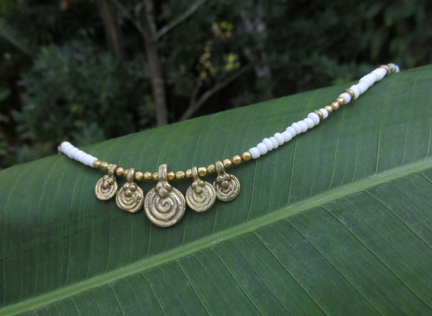 Fusskettchen mit kleinen Spiral Anhängern aus Messing