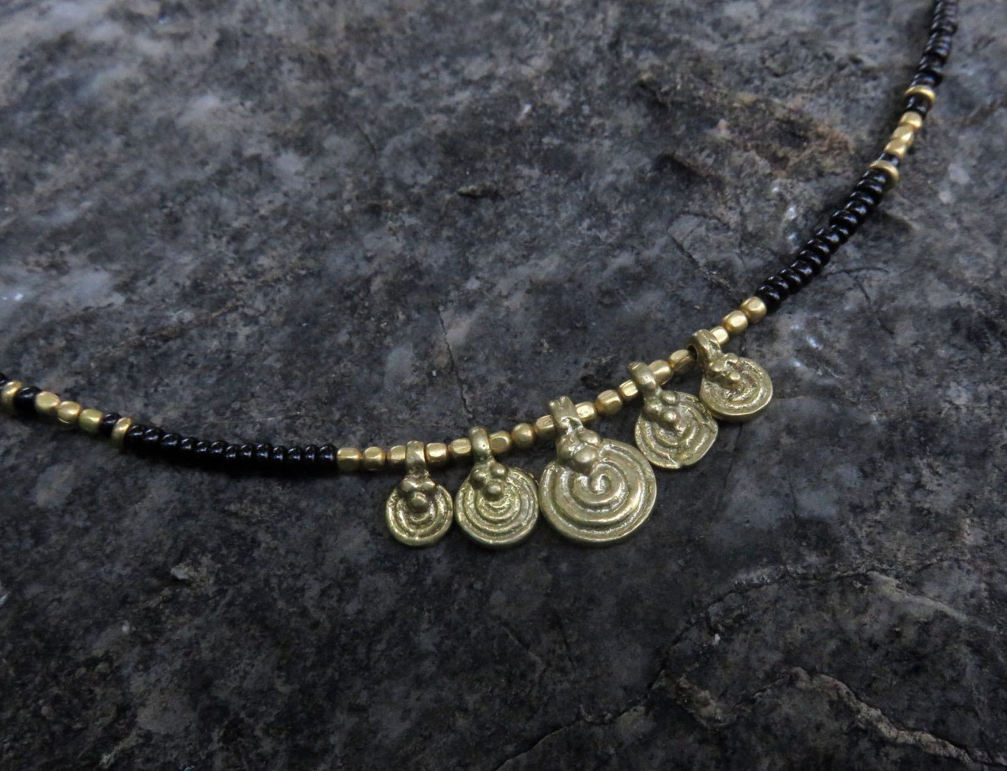 Fusskettchen mit kleinen Spiral Anhängern aus Messing