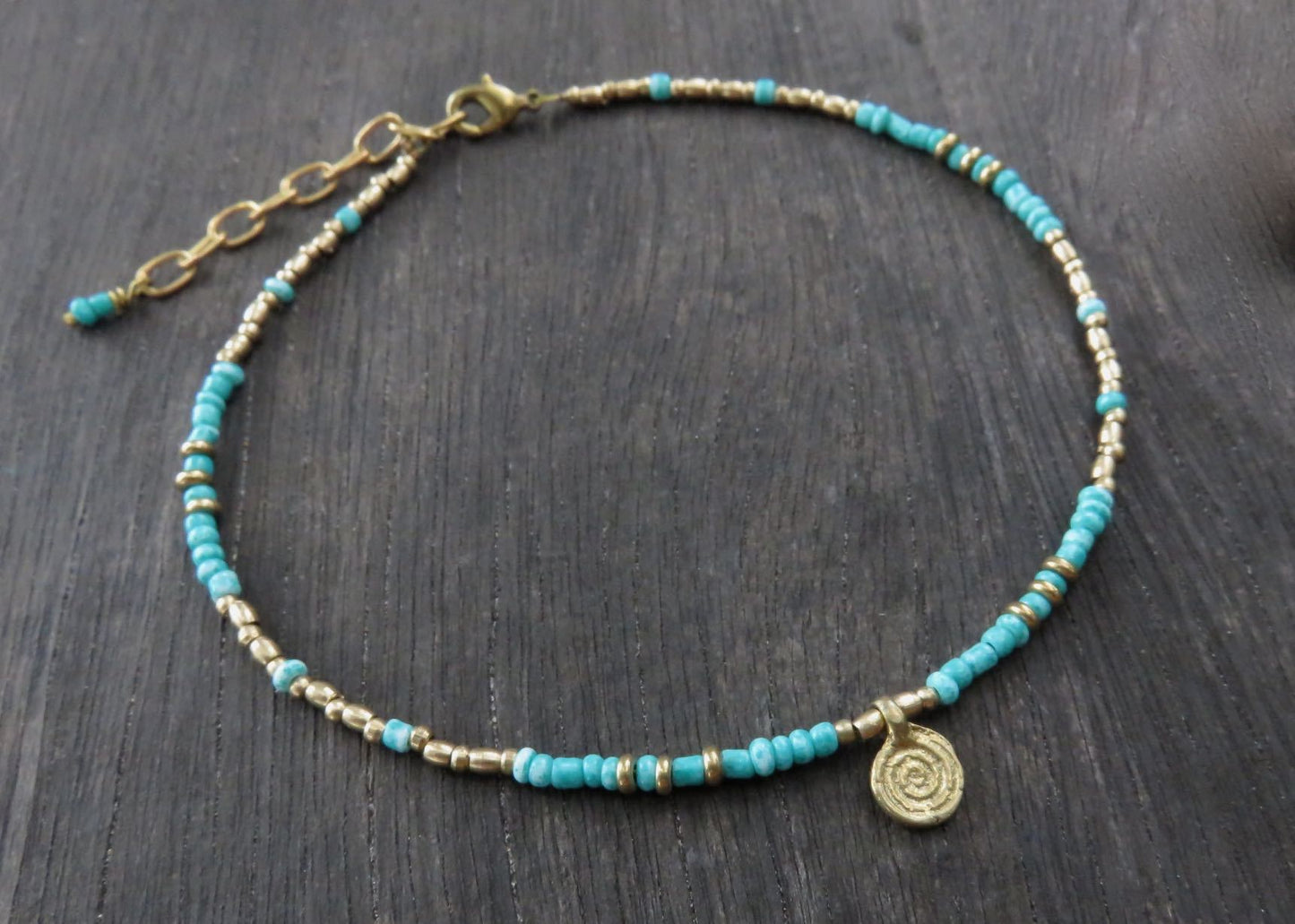 Fusskettchen mit kleinem Spiral Anhänger aus Messing