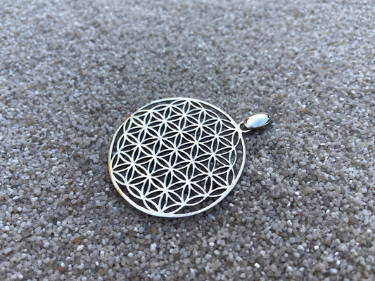 großer Anhänger mit dem Motiv der Lebensblume aus Silber