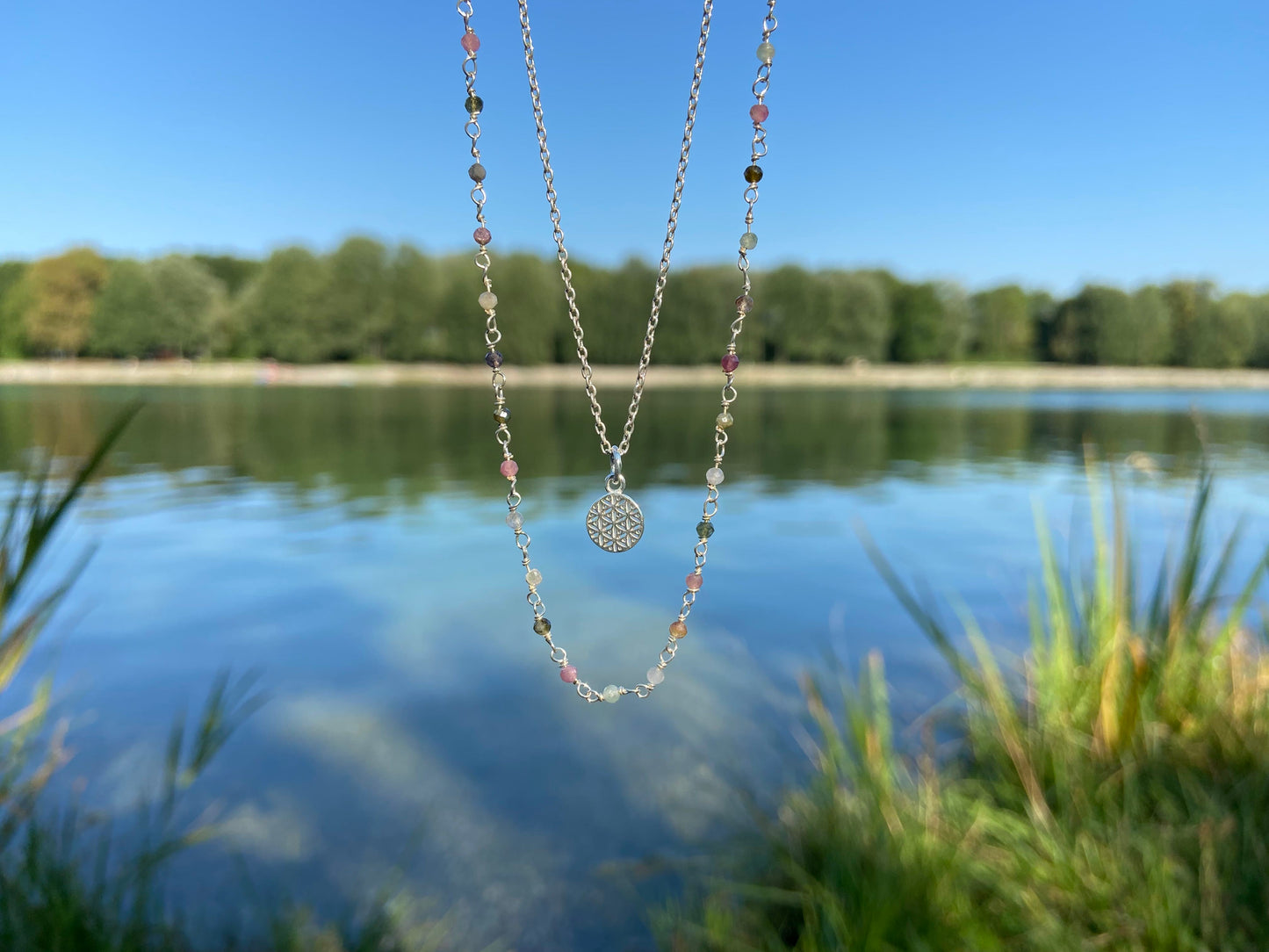 Kette aus Silber mit kleinen Turmalin Steinen und Blume