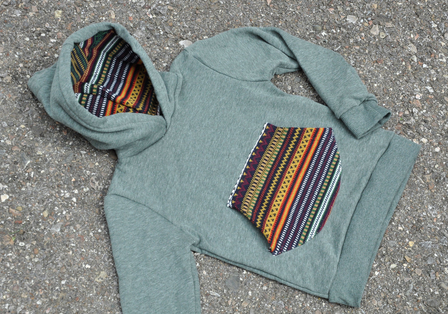 Kinder Pullover mit bunter Tasche und Kapuzenfutter grün
