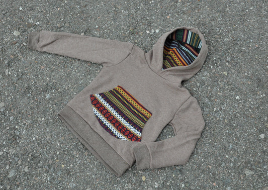 Kinder Pullover mit bunter Tasche und Kapuzenfutter braun